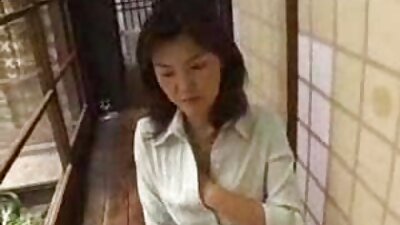 ຜິວເນື້ອສີຂາວທີ່ມີ tits ຂະຫນາດນ້ອຍມີຄວາມຮູ້ສຶກ cock ໃນ snatch ຊຸ່ມຂອງນາງ