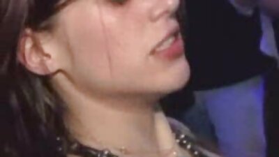 ແມ່ຍິງກົ້ນໃຫຍ່ຖືກ fucked ຢູ່ບ່ອນນັ່ງຫລັງຂອງລົດ