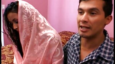 ບີມໂບ້ຮ້ອນໆທີ່ມີຫົວນົມນ້ອຍໆກຳລັງຖືກກົ້ມ ແລະ ຟັກ